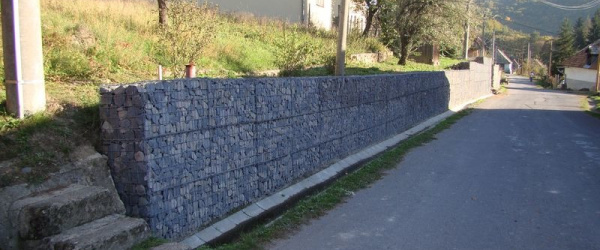 Oporný múr pri ceste v obci Klastava