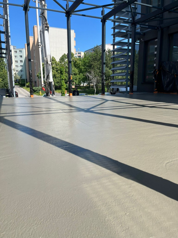 Betónová konštrukcia je obľúbený prvok stavebnej architektúry, v ktorom sa spájajú dva tradičné stavebné materiály - kov a kameň.