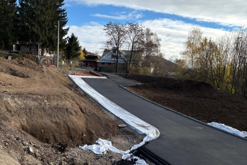 Práve realizujeme / Prístupová komunikácia - Počúvadlo - foto