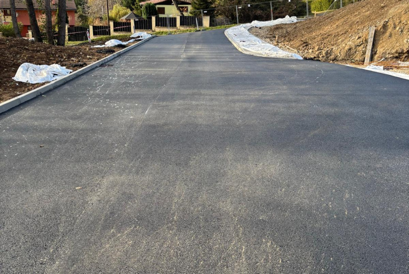 Práve realizujeme / Prístupová komunikácia - Počúvadlo - foto