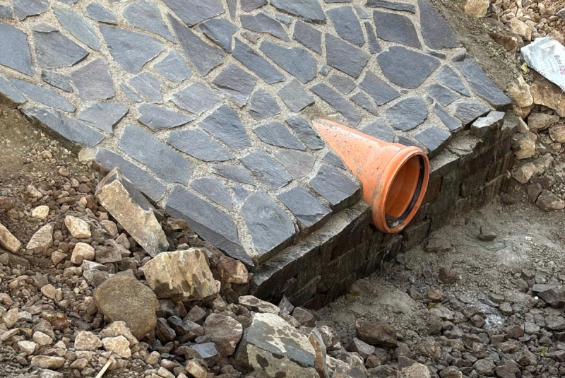 Práve realizujeme / Prístupová komunikácia - Počúvadlo - foto