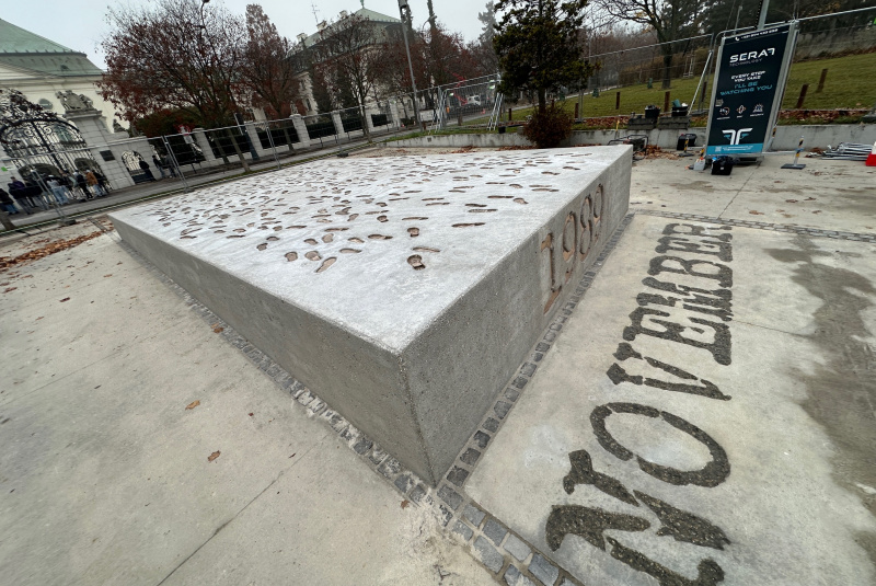 Práve realizujeme / Pamätník 17. Novembra - foto