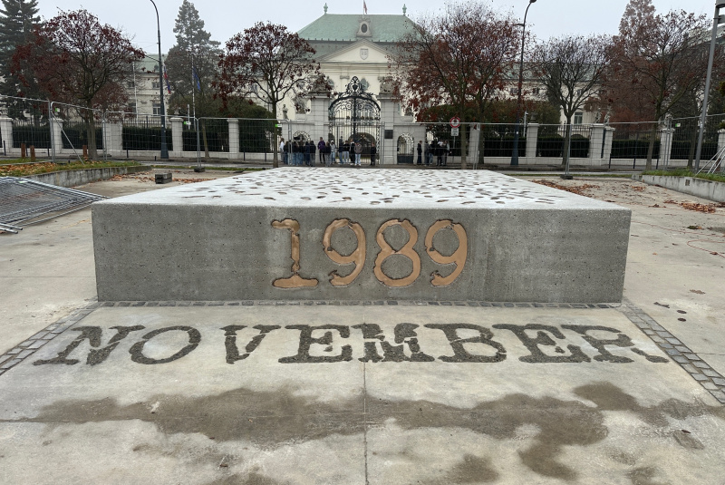 Práve realizujeme / Pamätník 17. Novembra - foto