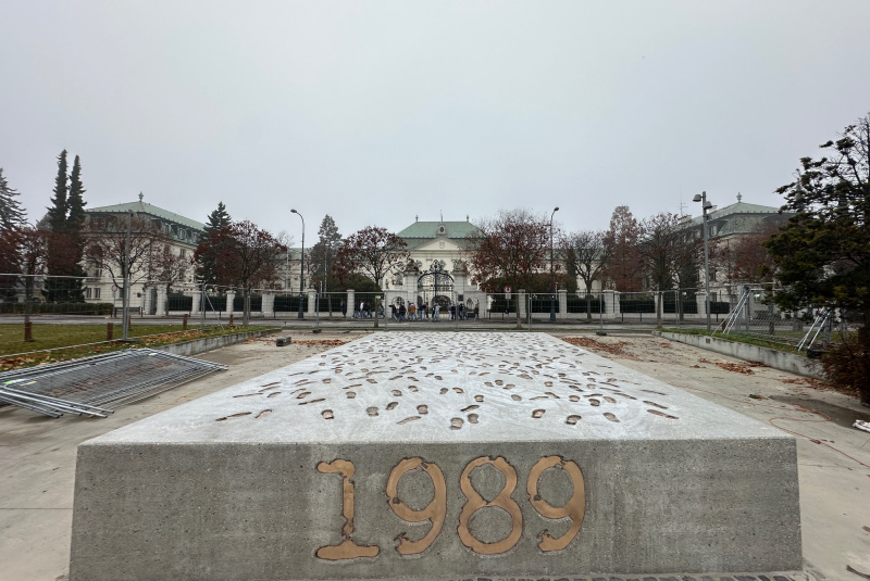 Práve realizujeme / Pamätník 17. Novembra - foto