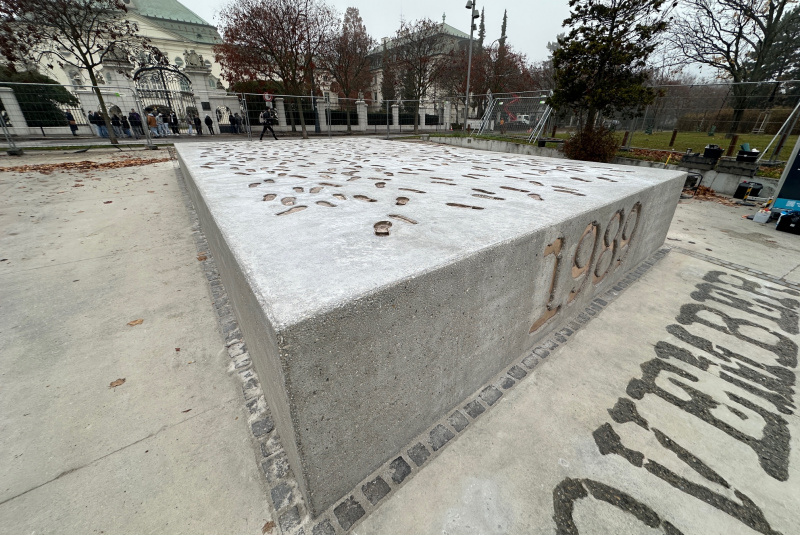 Práve realizujeme / Pamätník 17. Novembra - foto