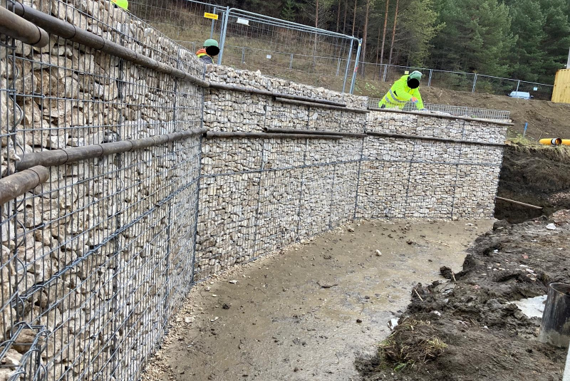 Práve realizujeme / Oporný múr na R7 - foto