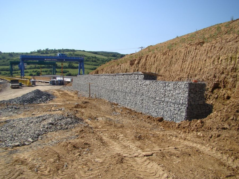 D1 Fričovce – Svinia, SO 228 – gabionový oporný múr