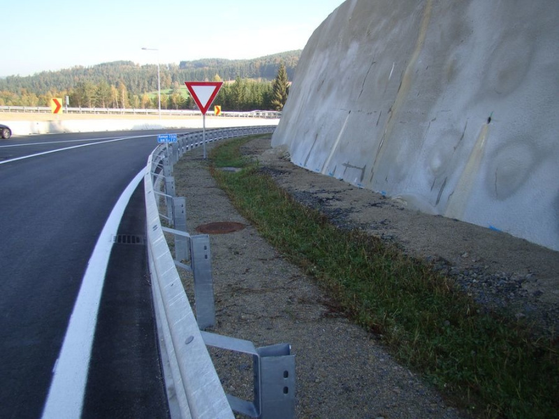 Schnellstrasse S10, Freistadt, Rakúsko – gabionový obklad Schnellstrasse S10, Freistadt, Rakúsko – gabionový obklad