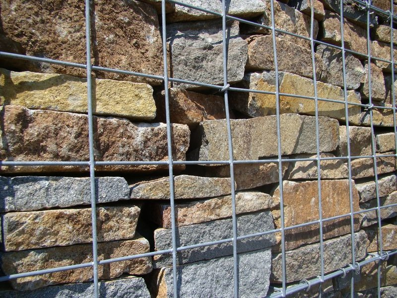 Kameňolom Maglovecj, oporný gabionový múr pri skádke kameňa