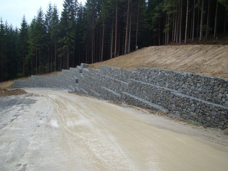 Diaľnica D3 Svrčinovec – Skalité, gabionový oporný múr SO 806-21 Diaľnica D3 Svrčinovec – Skalité, gabionový oporný múr SO 806-21