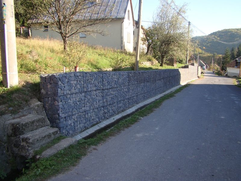 Oporný múr pri ceste v obci Klastava