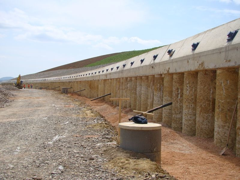 Gabionový obklad pilótovej steny, R4 Košice – Milhosť, SO220 Gabionový obklad pilótovej steny, R4 Košice – Milhosť, SO220