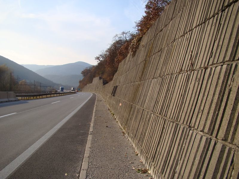 Gabionový obklad oporných múrov R1 Šášovské Podhradie – Budča Gabionový obklad oporných múrov R1 Šášovské Podhradie – Budča