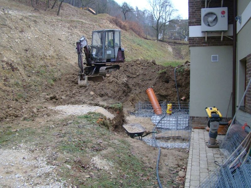 Gabionové múriky pri RD Trenčín