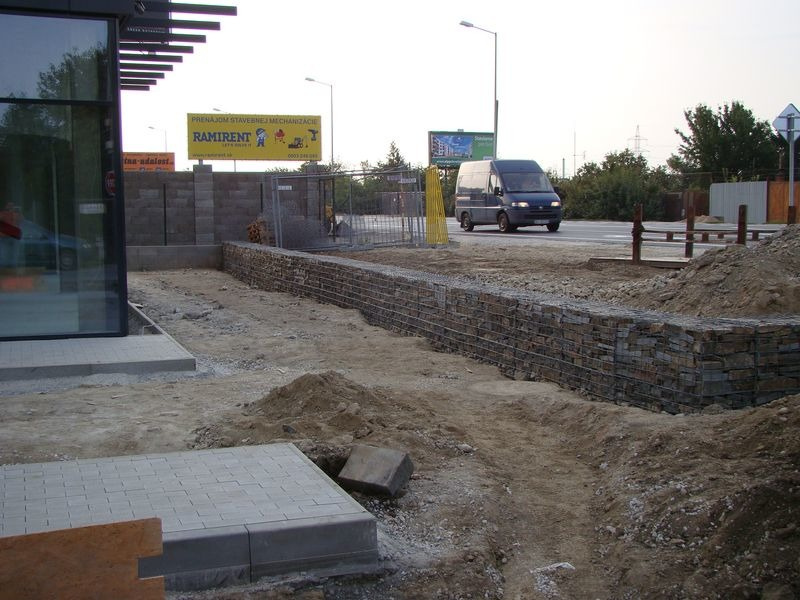 Oporný múrik pri predajni A-max Bratislava
