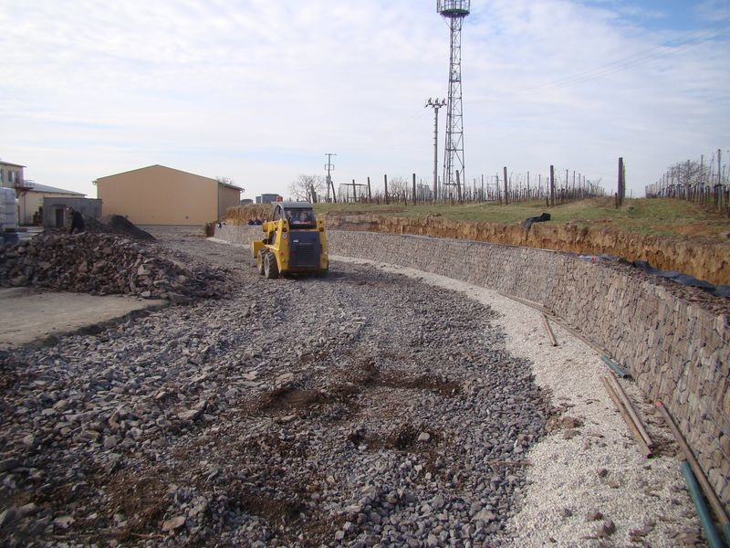 Oporný gabionový múr v areáli vinárskych závodov Topoľčianky Oporný gabionový múr v areáli vinárskych závodov Topoľčianky
