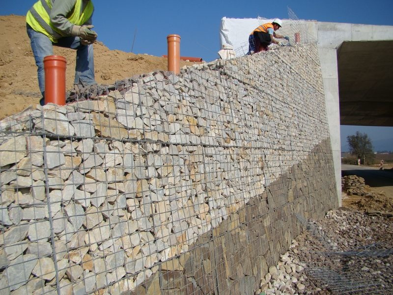 Gabionové mostné krídla, R1 Beladice – Tekovské Nemce, SO 206, 215 Gabionové mostné krídla, R1 Beladice – Tekovské Nemce, SO 206, 215