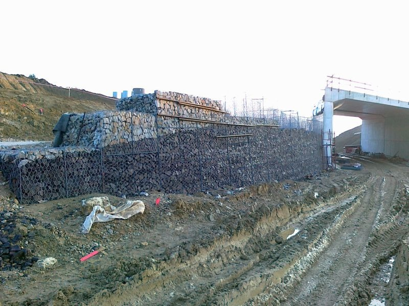 Oporný gabionový múr R1, Nitra – Selenec, SO 202-01