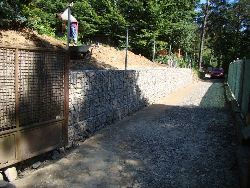 Oporný múrik pri RD Lamač
