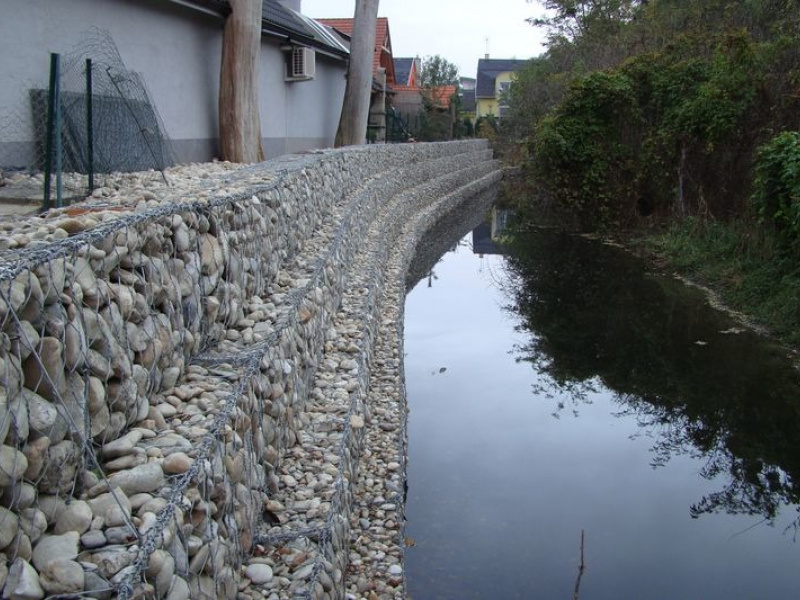 Úprava brehov potoka pri RD Ivánka pri Dunaji Úprava brehov potoka pri RD Ivánka pri Dunaji