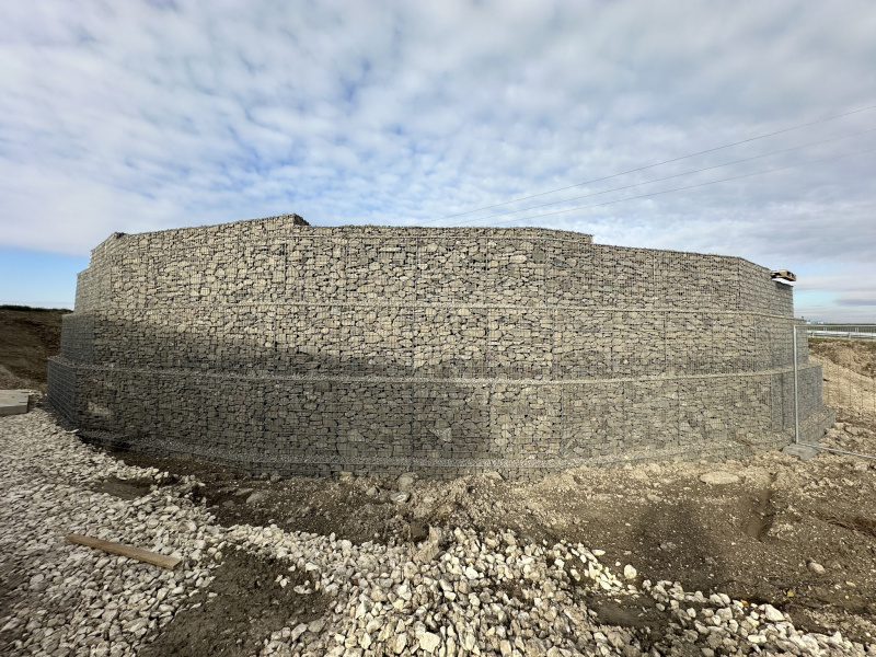 Gabionová opora svahu pri mostnom objekte na cyklotrase Dobrohošť Gabionová opora svahu pri mostnom objekte na cyklotrase Dobrohošť