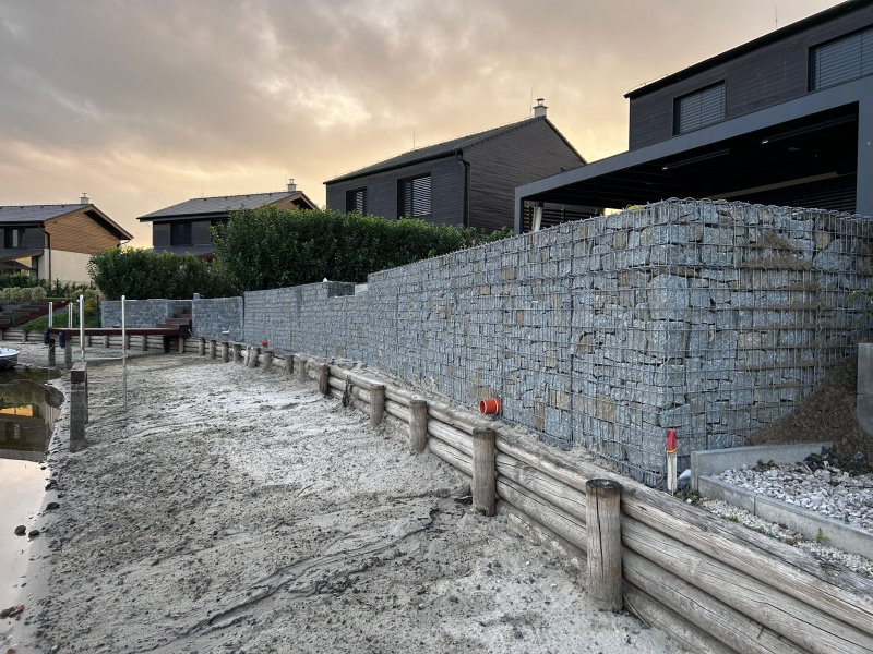 Gabionový oporný múr pri jazere Gabionový oporný múr pri jazere