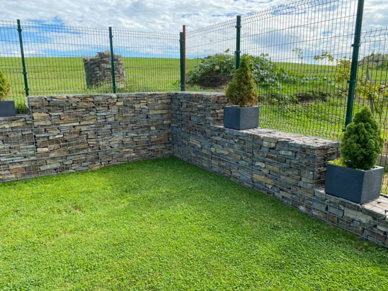 Gabionová konštrukcia je obľúbený prvok stavebnej architektúry, v ktorom sa spájajú dva tradičné stavebné materiály - kov a kameň.