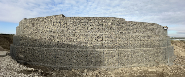 Gabionová opora svahu pri mostnom objekte na cyklotrase Dobrohošť