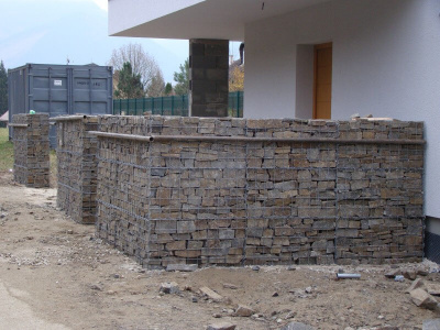 Gabionové oplotenia z prírodného kameniva