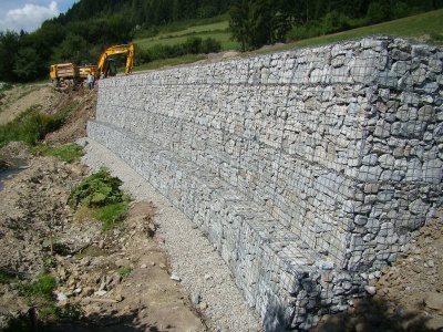 Gravitačné gabionové oporné múry