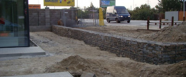 Oporný múrik pri predajni A-max Bratislava